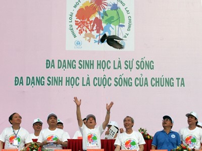 Vietnamese President Nguyen Minh Triet releases doves during the meeting (Photo: Vietnamese government website) Vietnamese President Nguyen Minh Triet releases doves during the meeting (Photo: Vietnamese government website)